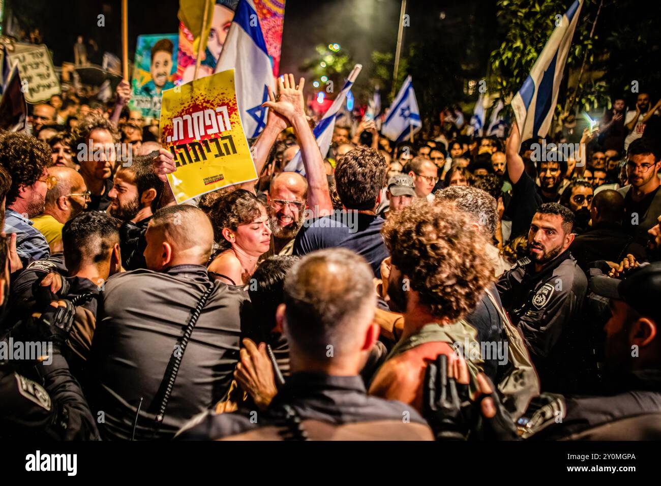 Demonstranten werden von israelischen Polizisten während einer Demonstration nach der Beerdigung von Hersh Goldberg Polin zurückgeschoben. Zehntausende Menschen haben sich für einen zweiten Tag in Israel versammelt, nachdem die Leichen von Karmel Gat, Eden Yerushalmi, Hersh Goldberg-Polin, Alexander Lobanov, Almog Sarusi und Meister Sgt Ori Danino aus Gaza gerettet wurden. Demonstranten rufen Premierminister Benjamin Netanjahu und seine Regierung auf, eine Einigung zu erzielen, um die Freilassung der verbleibenden Geiseln zu erreichen, die von der Hamas während der Angriffe vom 7. Oktober ergriffen wurden. Stockfoto