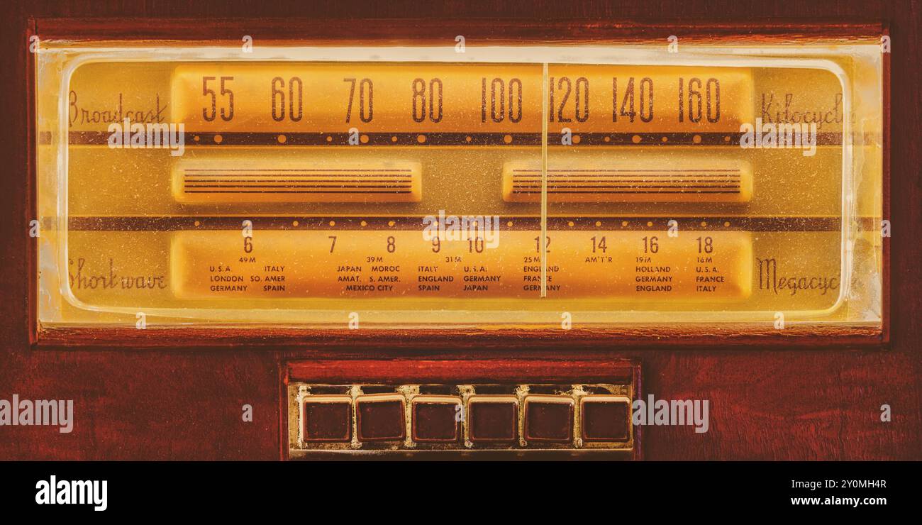 Nahaufnahme eines beleuchteten Röhrenradios aus dem frühen 20. Jahrhundert im Retro-Stil Stockfoto