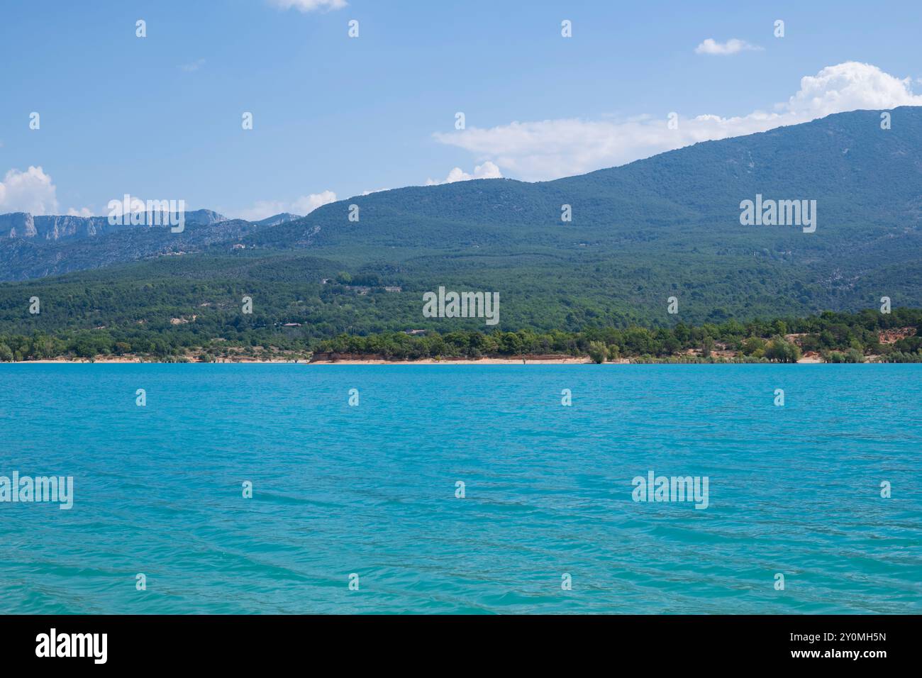Das blaue Wasser des Sees Sainte-Croix in Frankreich im Sommer, umgeben von Bergwäldern und einem hellblauen Himmel, Reiseziel, erfrischende Zuflucht Stockfoto
