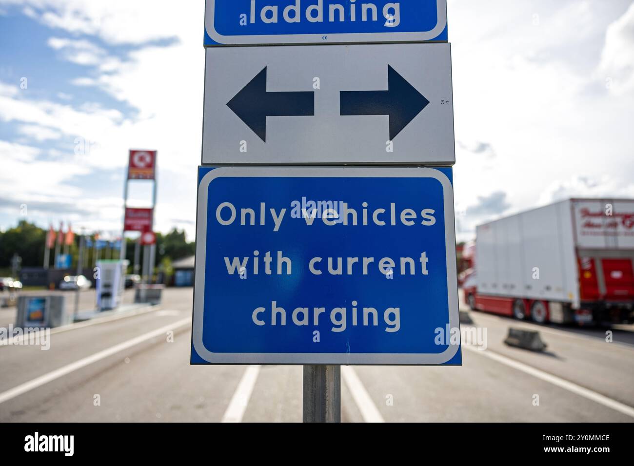 EV-Lkw-Ladegerät an der Circle K-Tankstelle, Mantorp, Schweden. Stockfoto