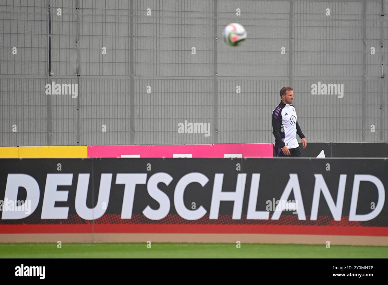 Nationaltrainer Julian NAGELSMANN (GER) hinter der deutschen Bande. Deutsche Fußballnationalmannschaft, Training in Herzogenaurach am 03.09.2024 Stockfoto