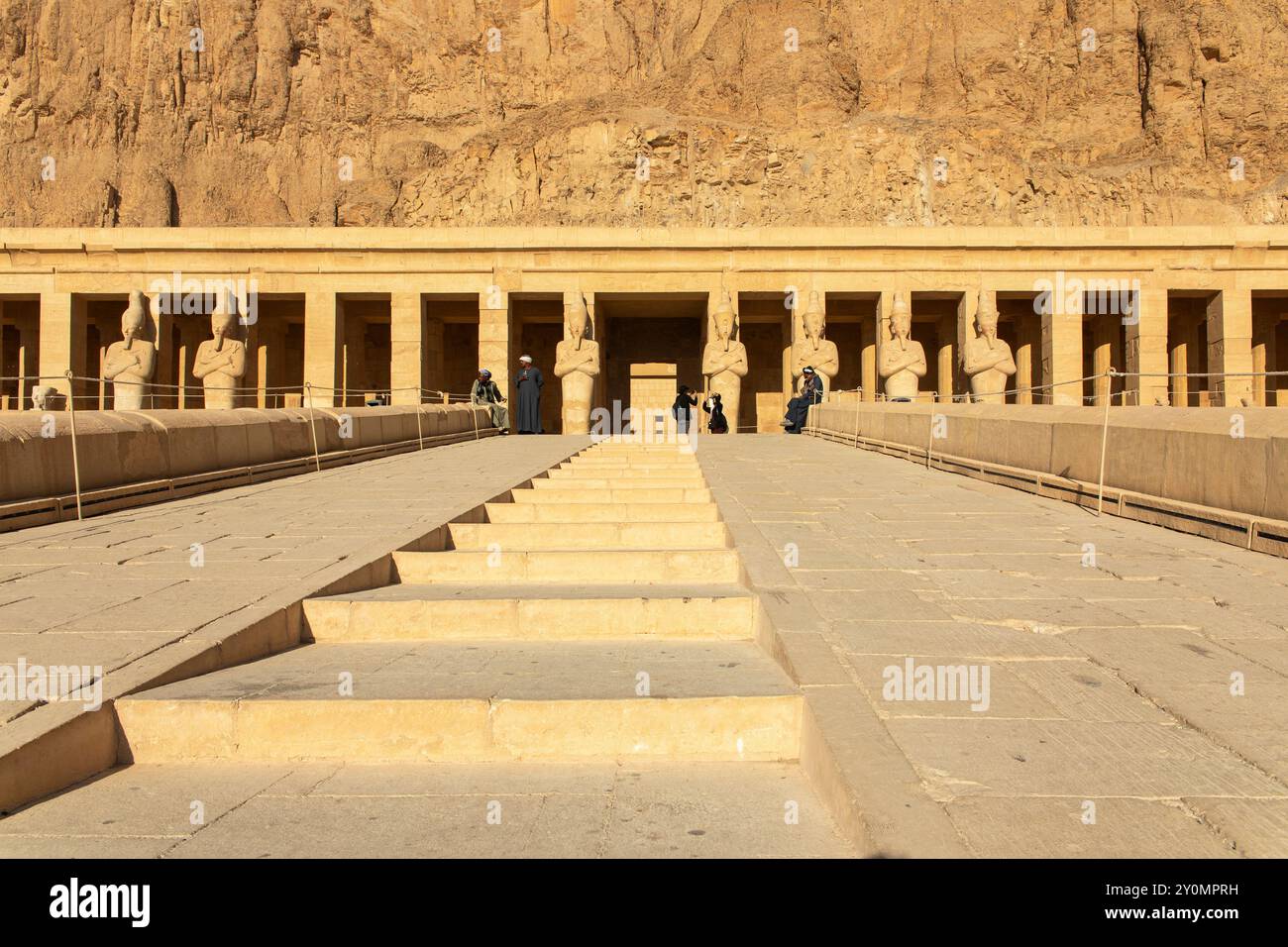 Luxor, Ägypten; 16. Januar 2024: Spirituelle Reise durch die himmlische Treppe des Tempels der Hatschepsut. Dieser heilige Pfad bietet einen Einblick in Stockfoto