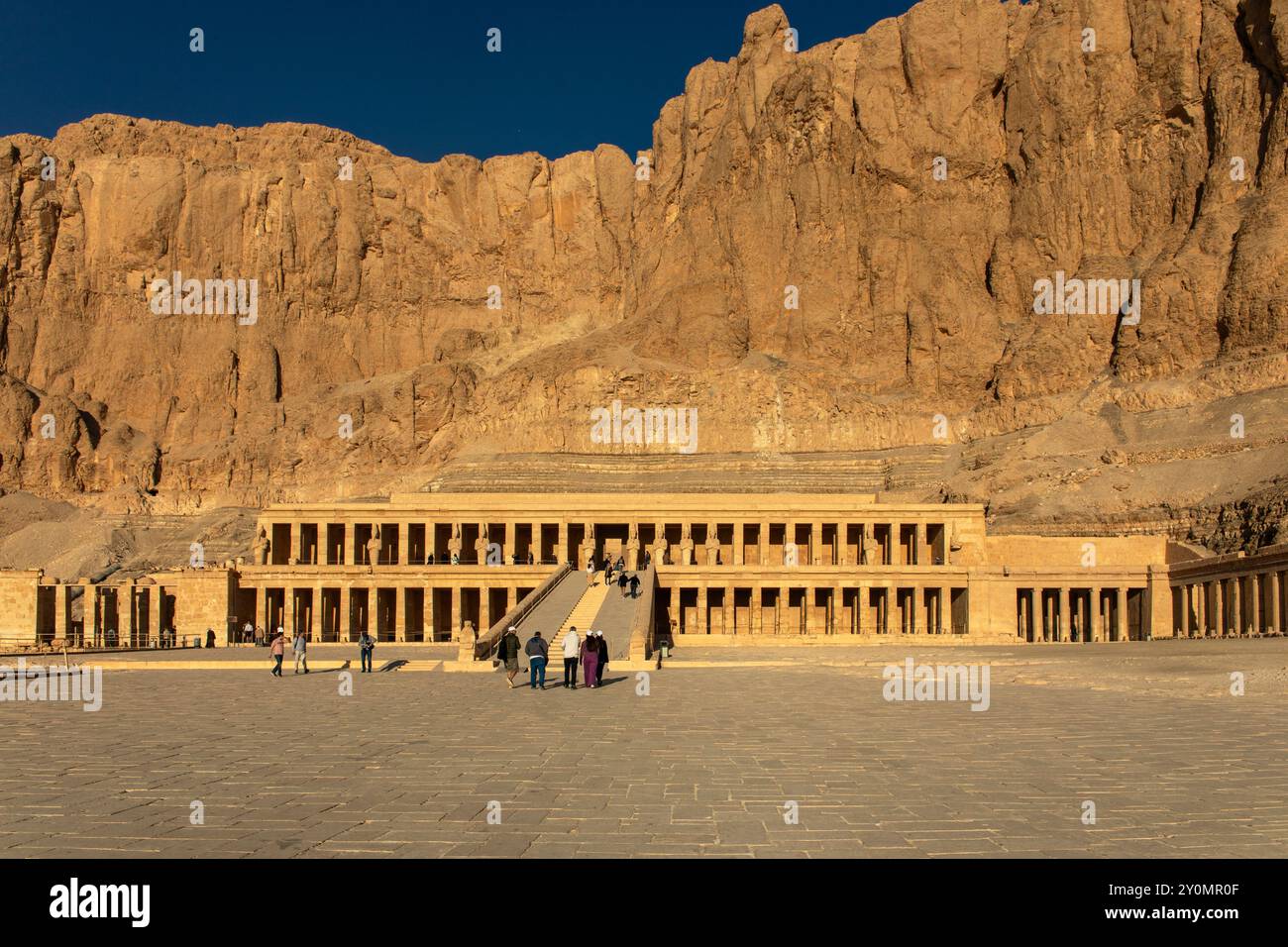 Luxor, Ägypten; 16. Januar 2024: Reisen Sie durch die Zeit und entdecken Sie die zeitlose Schönheit des Tempels der Hatschepsut. Der Eingang lädt die Besucher ein Stockfoto