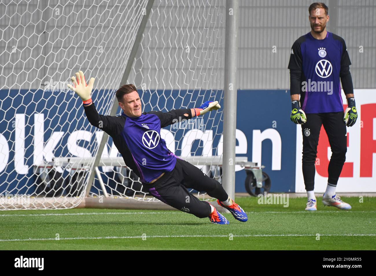 Herzogenaurach, Deutschland. September 2024. Torhüter Marc Andre TER STEGEN (GER) taucht nach dem Ball. Action, Einzelbild, Ausschnitt, Ganzkörperaufnahme, deutsche Fußballnationalmannschaft, Training in Herzogenaurach am 3. September 2024 Credit: dpa/Alamy Live News Stockfoto