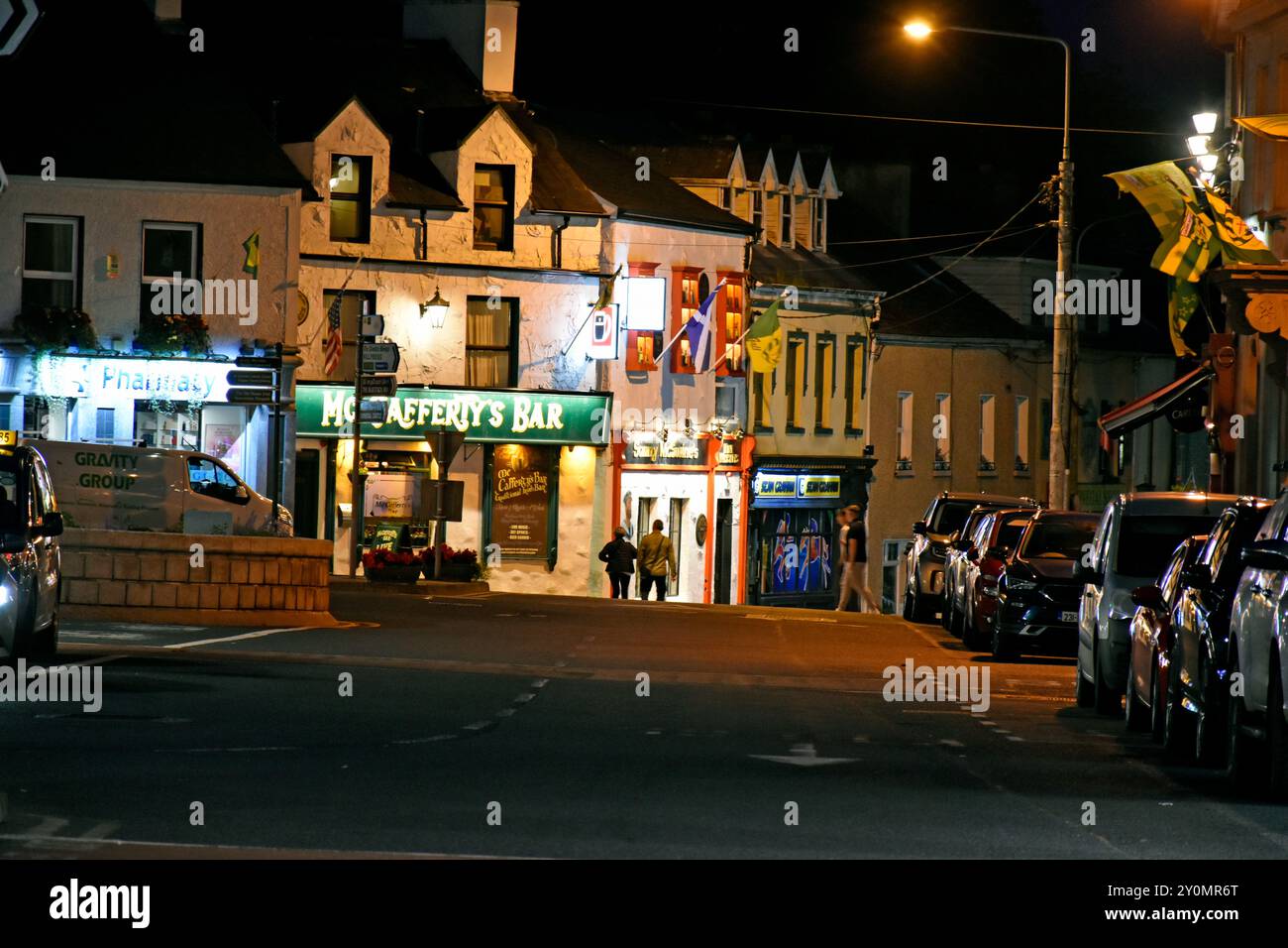 Bars in Donegal Town bei Nacht. Irland. Stockfoto