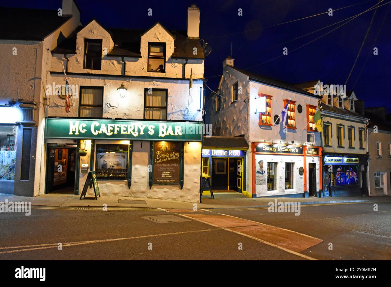 Bars in Donegal Town bei Nacht, Irland. Stockfoto