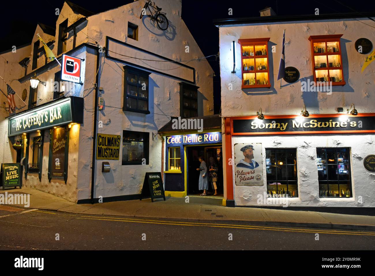 Bars in Donegal Town bei Nacht. Irland. Stockfoto
