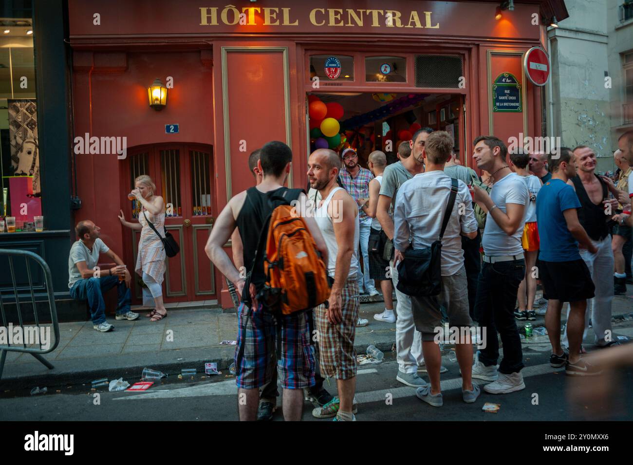 Paris, Frankreich, LGBTQI+ Public, Crowd People feiern, Drinks teilen, im Marais-Viertel, Nacht, 'Hotel Central Bar', Straßenszene Stockfoto