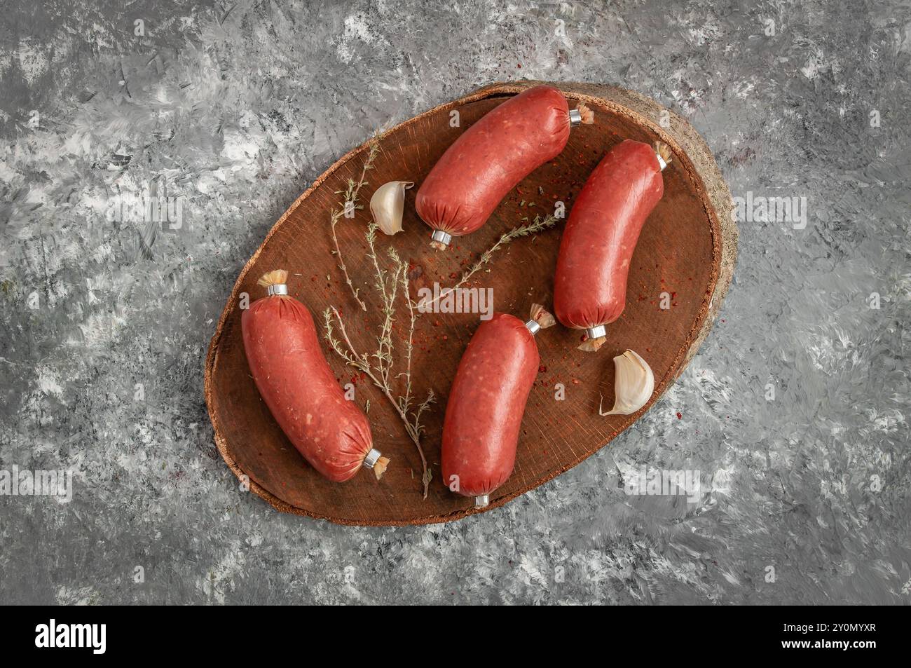 Türkische fermentierte Wurst, trockene scharfe Rohwurst auf dunklem Steinhintergrund Stockfoto