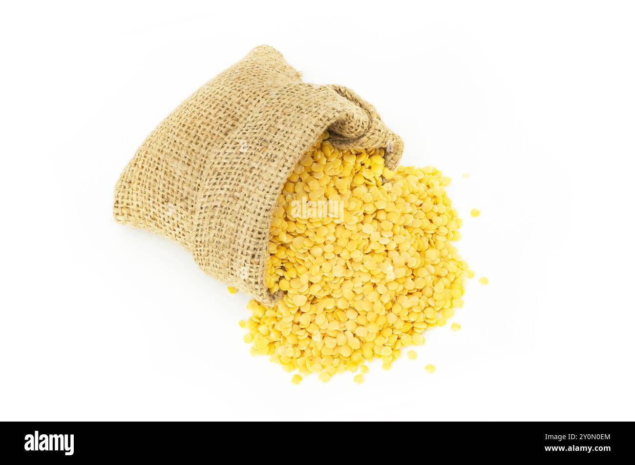 Rohe gelbe Linse, nicht gekocht, isoliert auf weißem Hintergrund, (Linse culinaris) Stockfoto