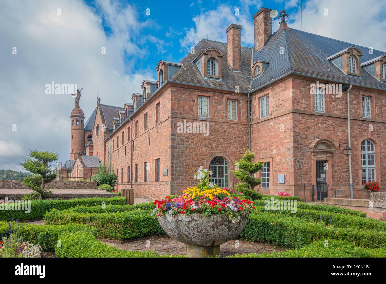 Ottrott, Frankreich - 5. August 2024: Das Heiligtum des Mont Sainte Odile, ein Ort des Besuchs und der Wallfahrt im Elsass. Stockfoto