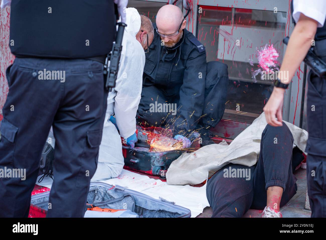 London England. September 2024. Die Palästinensische Aktion hat die Londoner Büros der APCO mit roter Farbe getränkt. 2 Aktivisten mussten in einer fast chirurgischen Operation aus Kannistern aus expandierendem Schaum herausgeschnitten werden. Die beiden Aktivisten wurden dann verhaftet. APCO sind bezahlte Lobbyisten für Israels größte Waffenfirma Elbit Systems. Quelle: Lab Ky Mo/ALAMY LIVE NEWS. Stockfoto