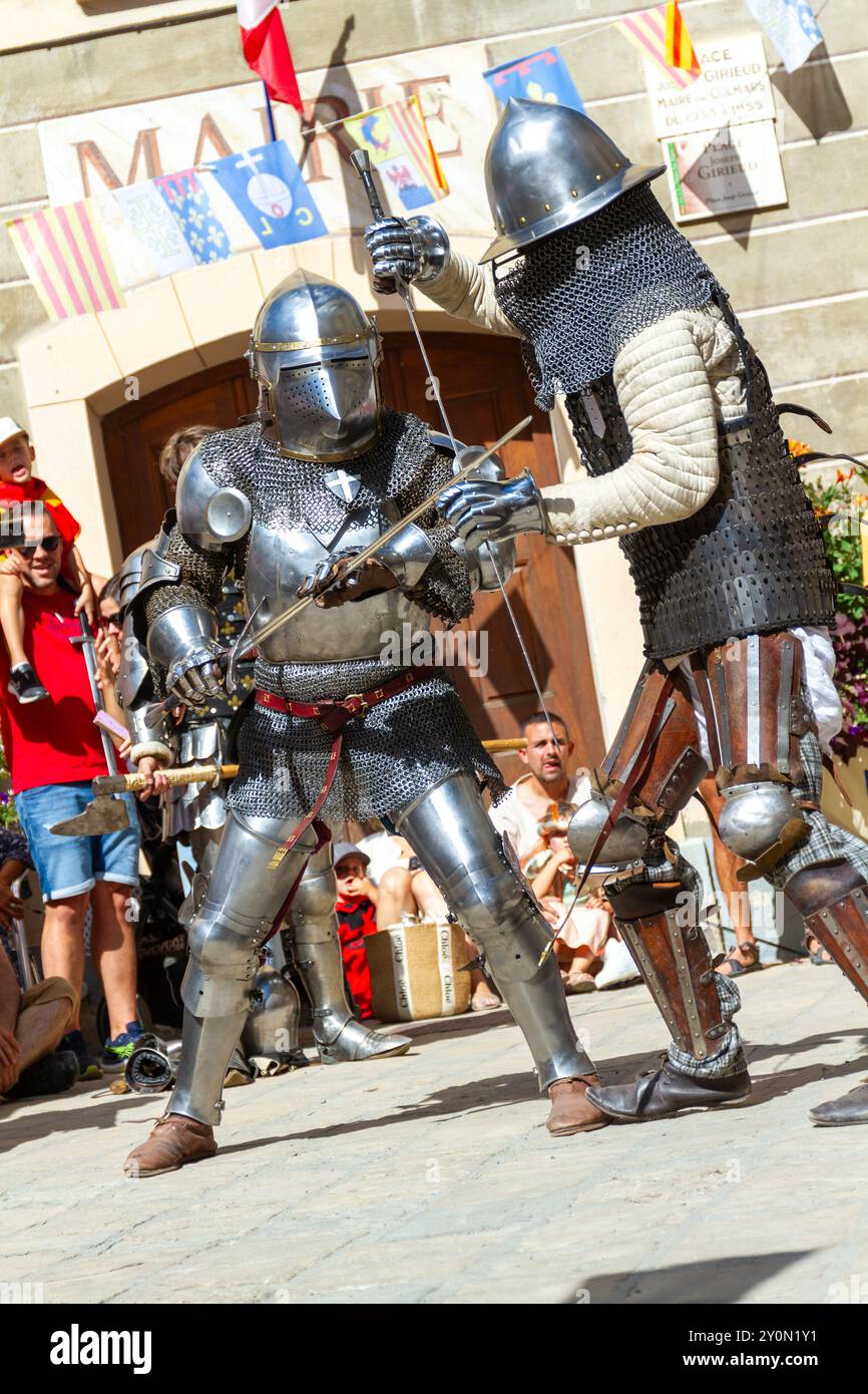 Mittelalterliche Ritter in Aktion beim Historical Reenactment Festival Stockfoto