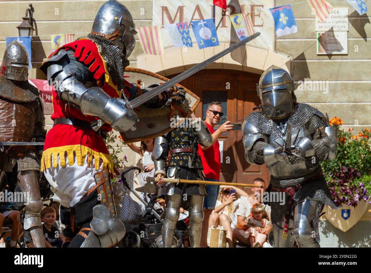 Mittelalterliche Ritter in Aktion beim Historical Reenactment Festival Stockfoto