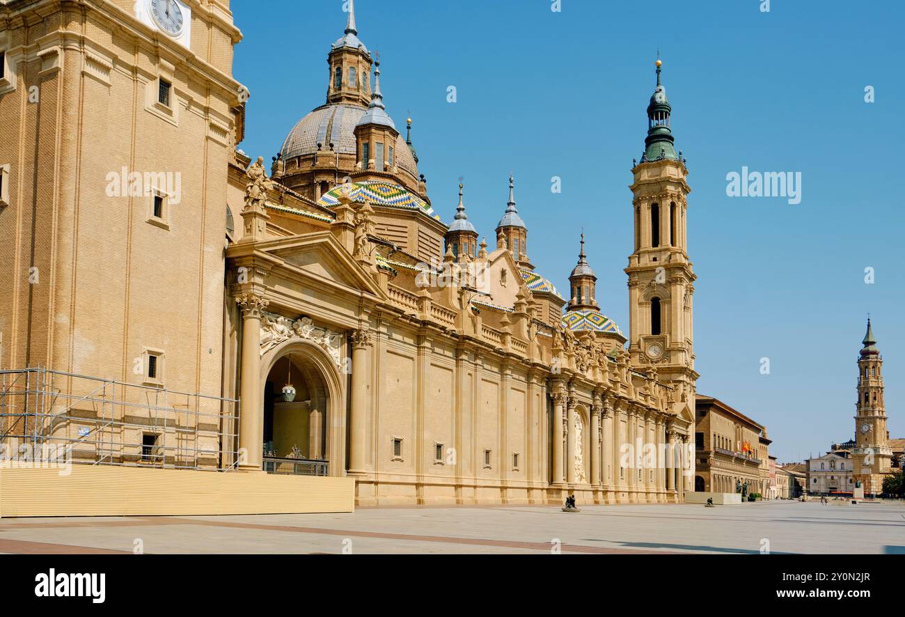 Die Kathedrale-Basilika unserer Lieben Frau von der Säule, in Saragoza, Spanien, von der Plaza del Pilar aus gesehen, mit der Kathedrale des Erlösers oder La Seo Stockfoto