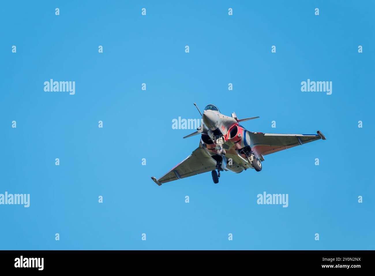 Sarlat-Domme, Dordogne, Frankreich - 25. August 2024: Das Rafale Solo-Display mit Unterwagen in der Lackierung zum 90. Jahrestag der Franzosen Stockfoto