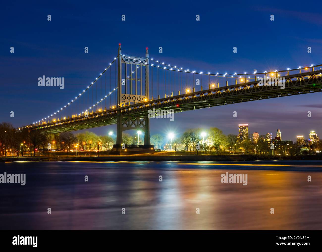 Robert F. Kennedy Bridge (auch bekannt als Triboro Bridge) bei Sonnenuntergang von Randalls Island, New York. Stockfoto