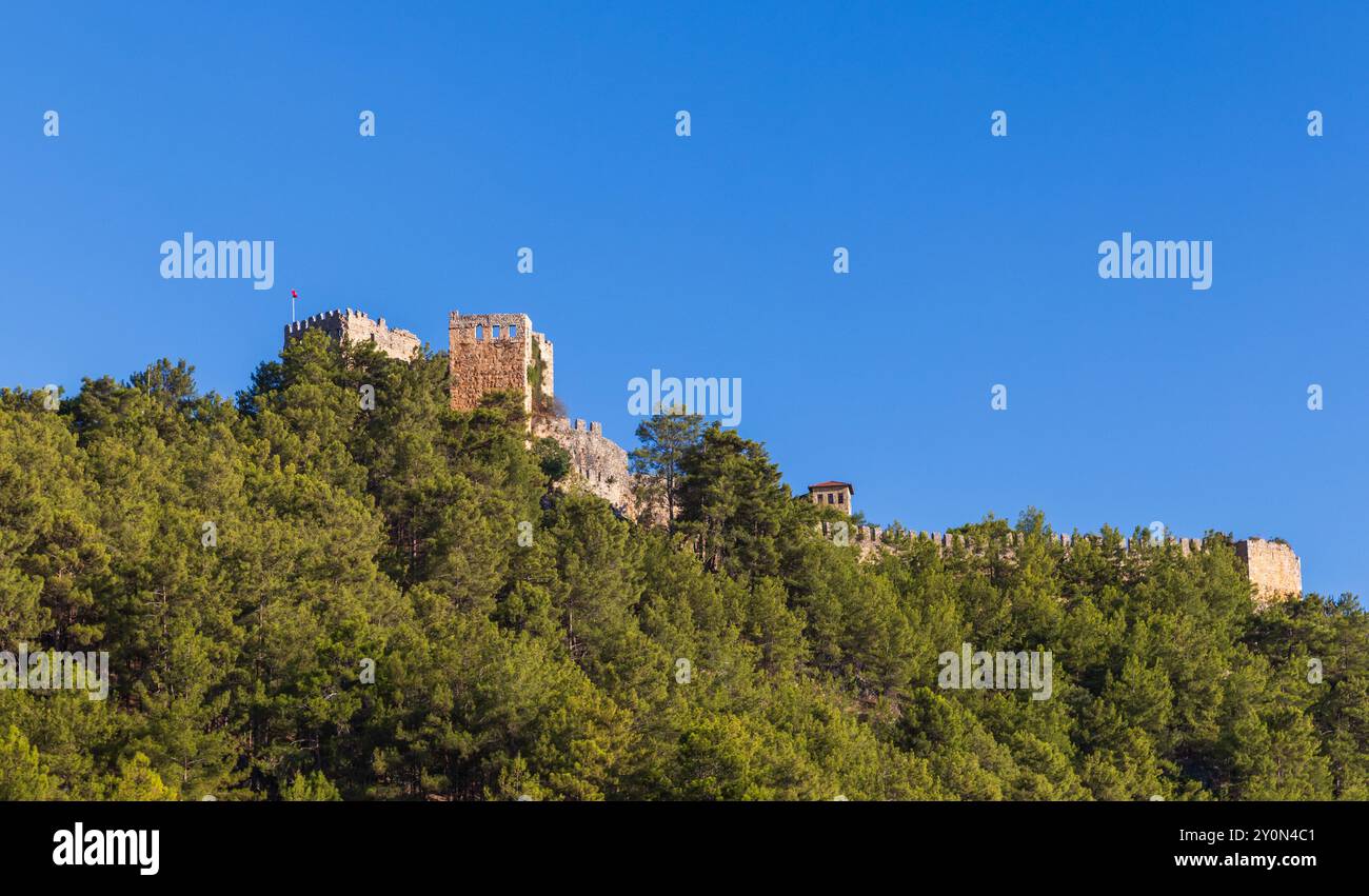 Landschaft mit Mauern und landläufiger Festung von Alanya Kale, Türkei. Sie wurde im 13. Jahrhundert erbaut Stockfoto