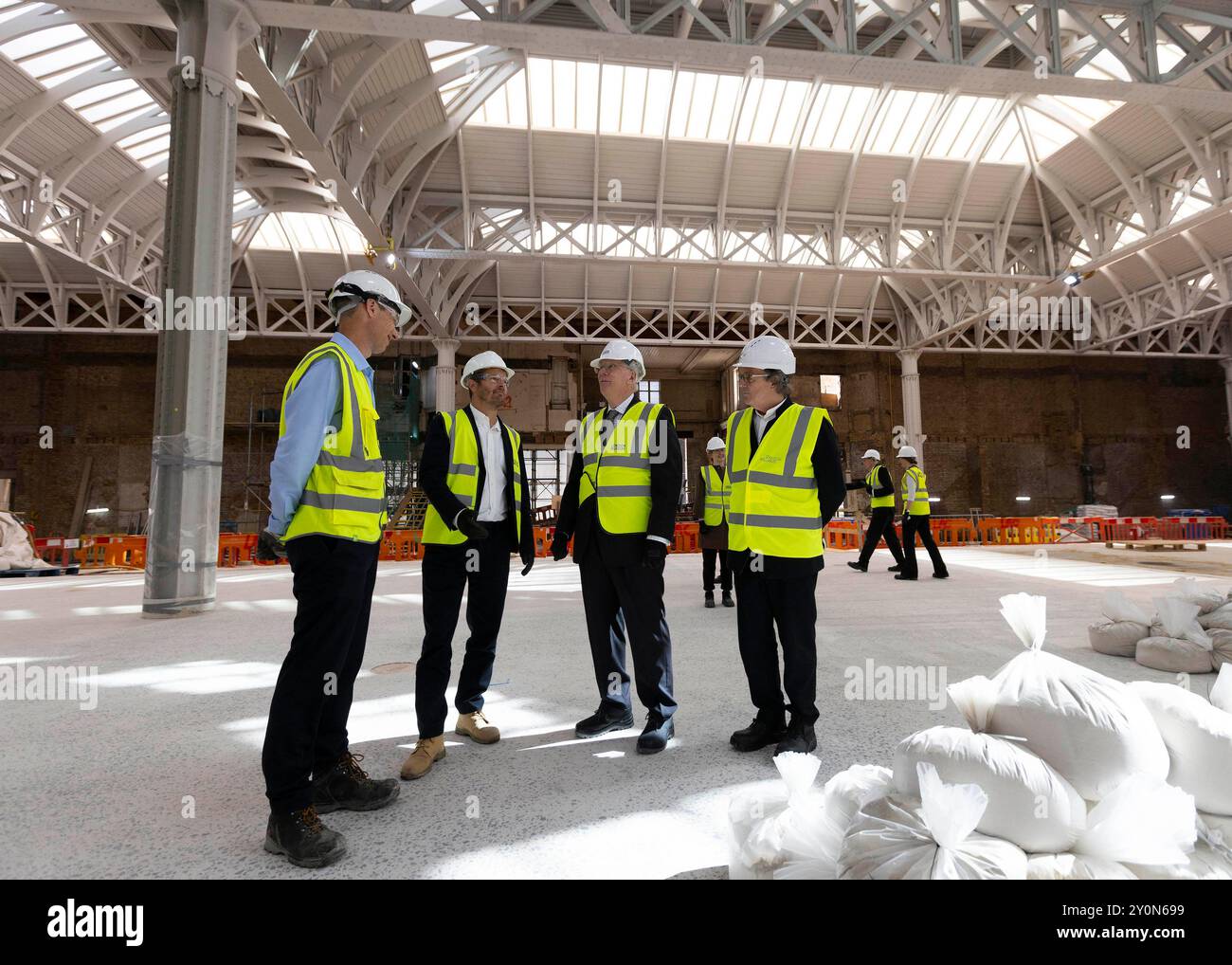 Der neue Patron, der Duke of Gloucester (2. Rechts), besichtigt den neuen Standort des London Museum Smithfield mit dem Direktor des neuen Museumsprojekts und Nachlasses, Alec Shaw, Direktor bei Stanton Williams, Architekt Paul Williams und Projektleiter bei Sir Robert McAlpine, Richard Hill. Bilddatum: Dienstag, 3. September 2024. Stockfoto