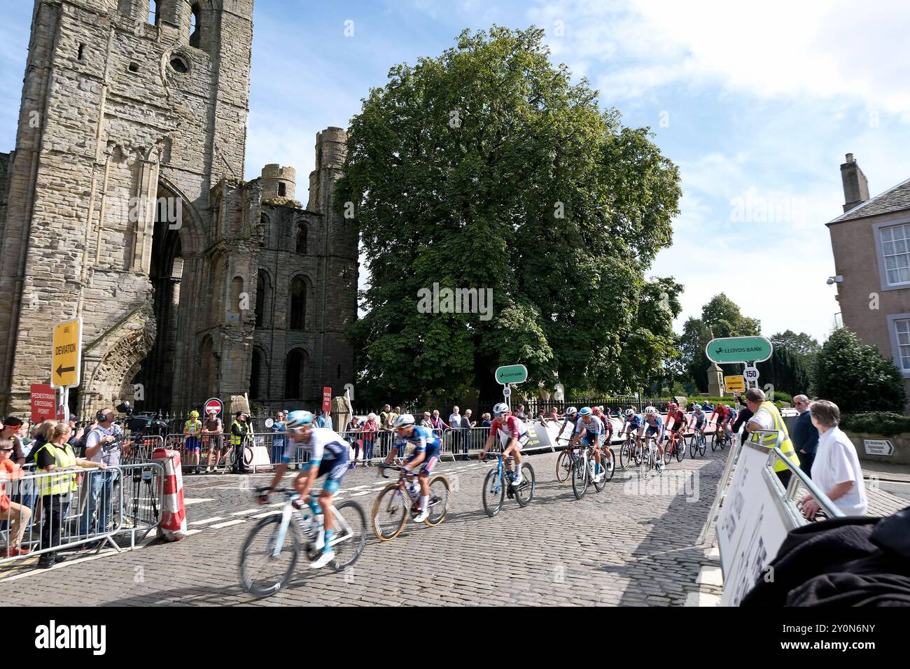 Kelso, Großbritannien. September 2024. Kelso. 09.03.2024, Lloyds Bank Tour of Britain Men 2024 - Stage 1 - Kelso Riders schließen die erste Runde zurück nach Kelso und passieren die Ruinen der Kelso Abbey auf der ersten Etappe der Lloyds Bank Tour of Britain Men in Kelso in den schottischen Grenzen 2024. (Quelle: Rob Gray/Alamy Live News Stockfoto