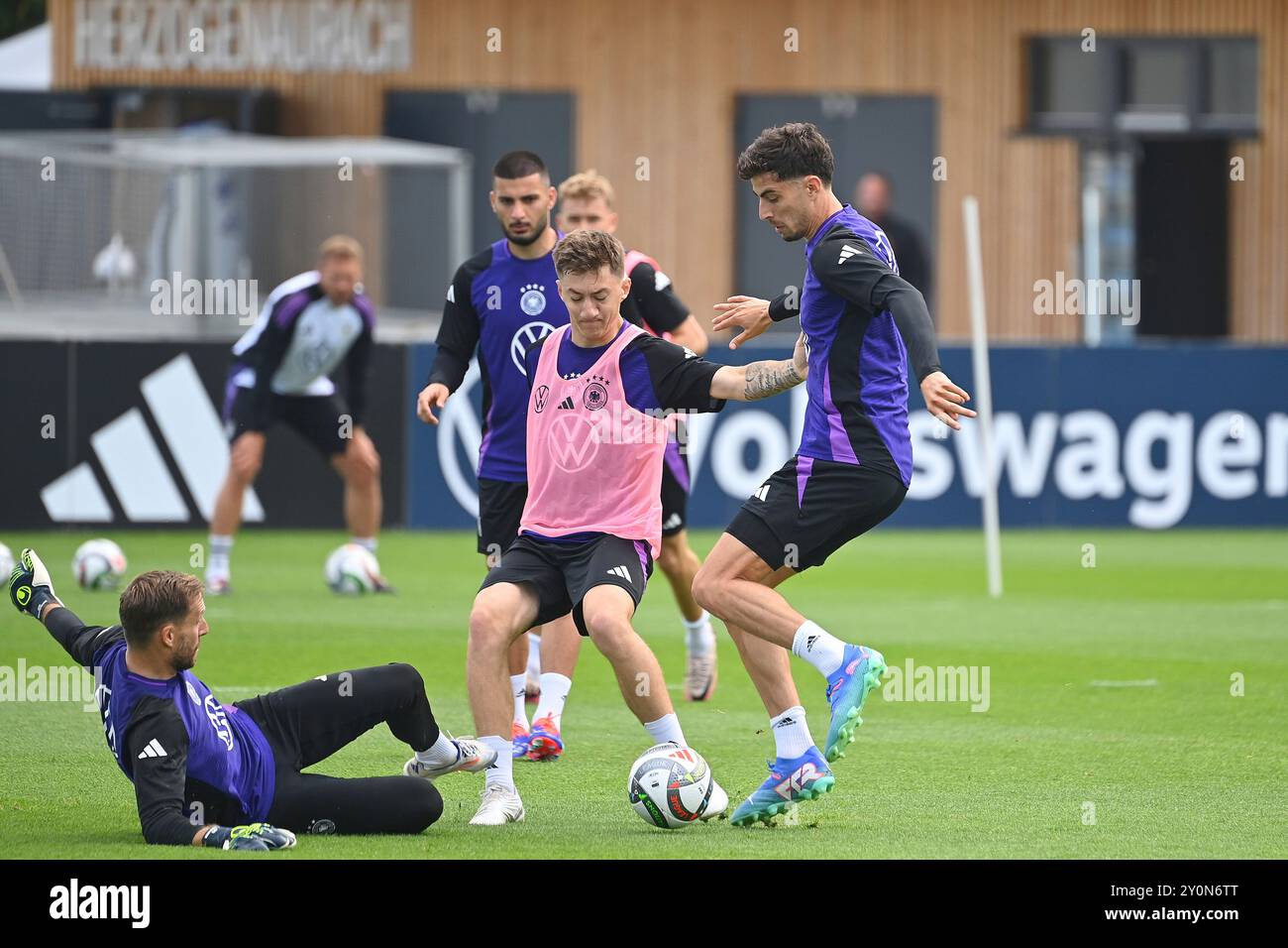 Herzogenaurach, Deutschland. September 2024. Angelo STILLER, Action, Duelle gegen Kai HAVERTZ (GER) und Torhüter Oliver BAUMANN (GER, deutsche Fußballnationalmannschaft, Training am 3. September 2024 in Herzogenaurach? Quelle: dpa/Alamy Live News Stockfoto