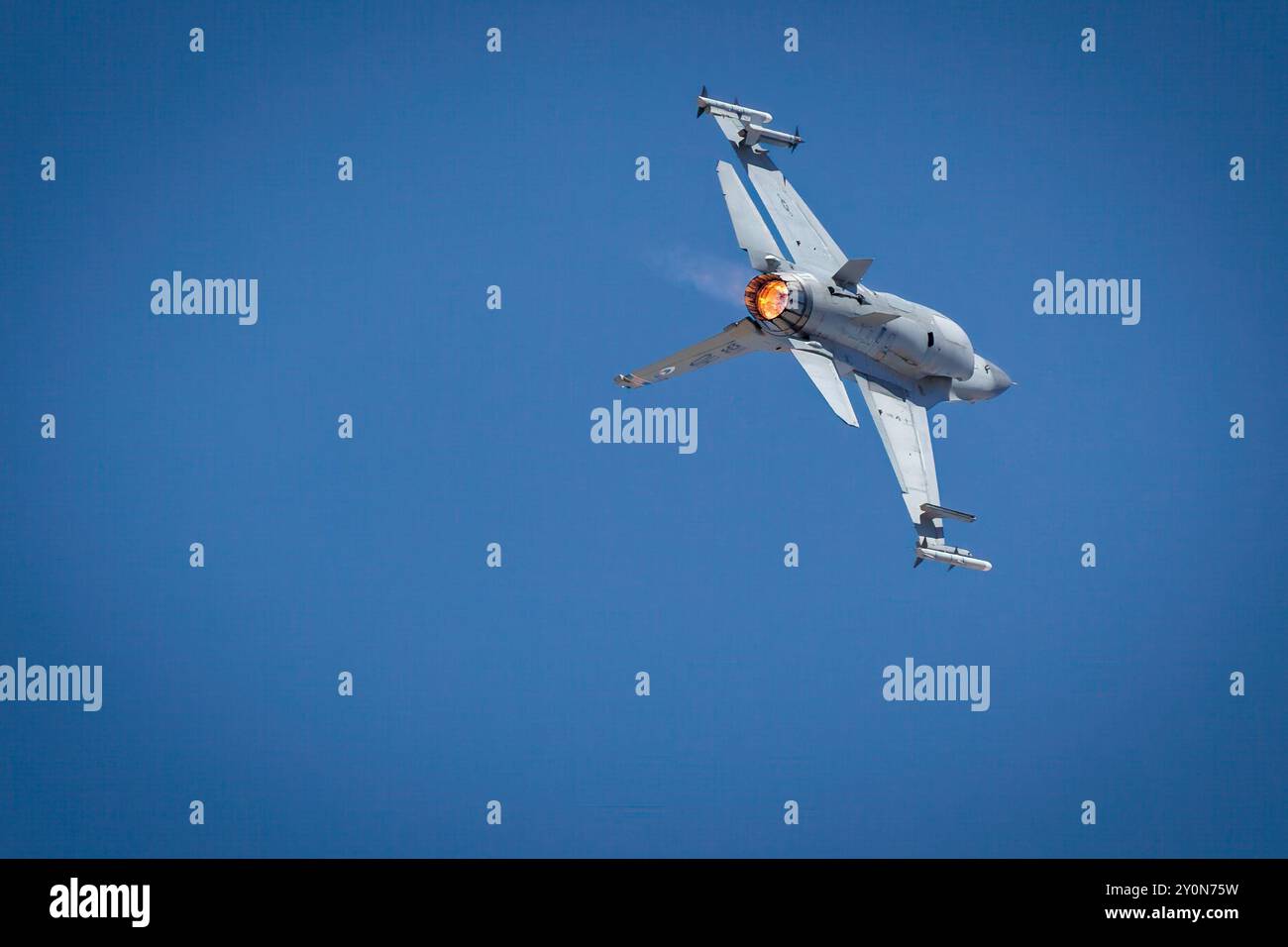 Eine F-16 Falke rollte mit After Burners auf der Legacy of Liberty Airshow 2024 auf der Holloman Air Force Base in der Nähe von Alamogordo, New Mexico. Stockfoto