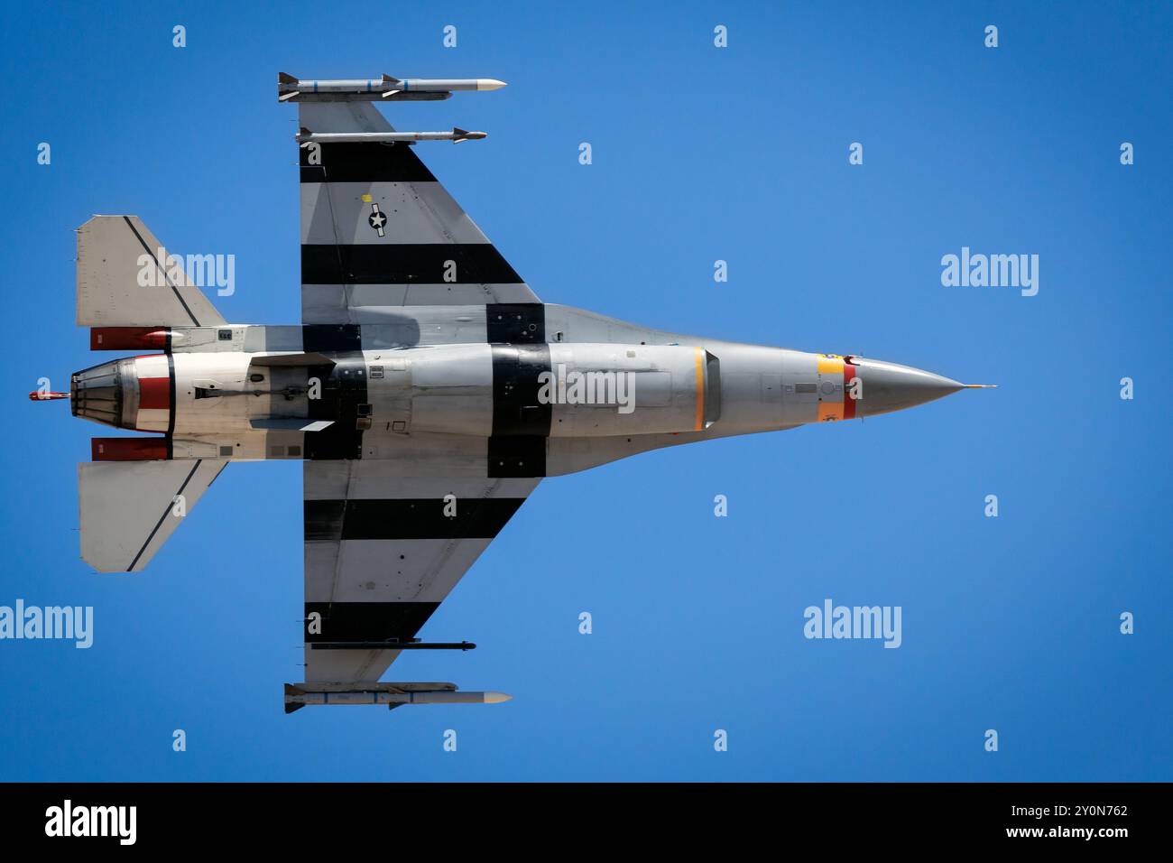 Eine F-16 Falcon, auch Viper genannt, bei der Legacy of Liberty Airshow 2024 auf der Holloman Air Force Base in der Nähe von Alamogordo, New Mexico. Stockfoto