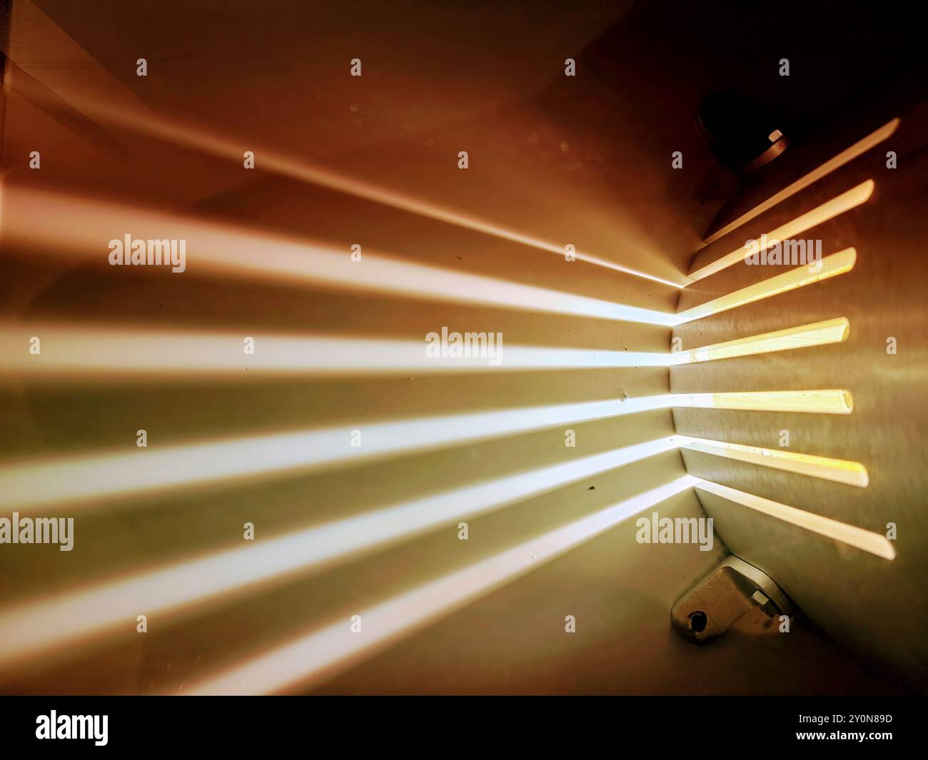 Sonnenlicht Strahlt Durch Industrieslatten Mit Niedriger Perspektive Stockfoto