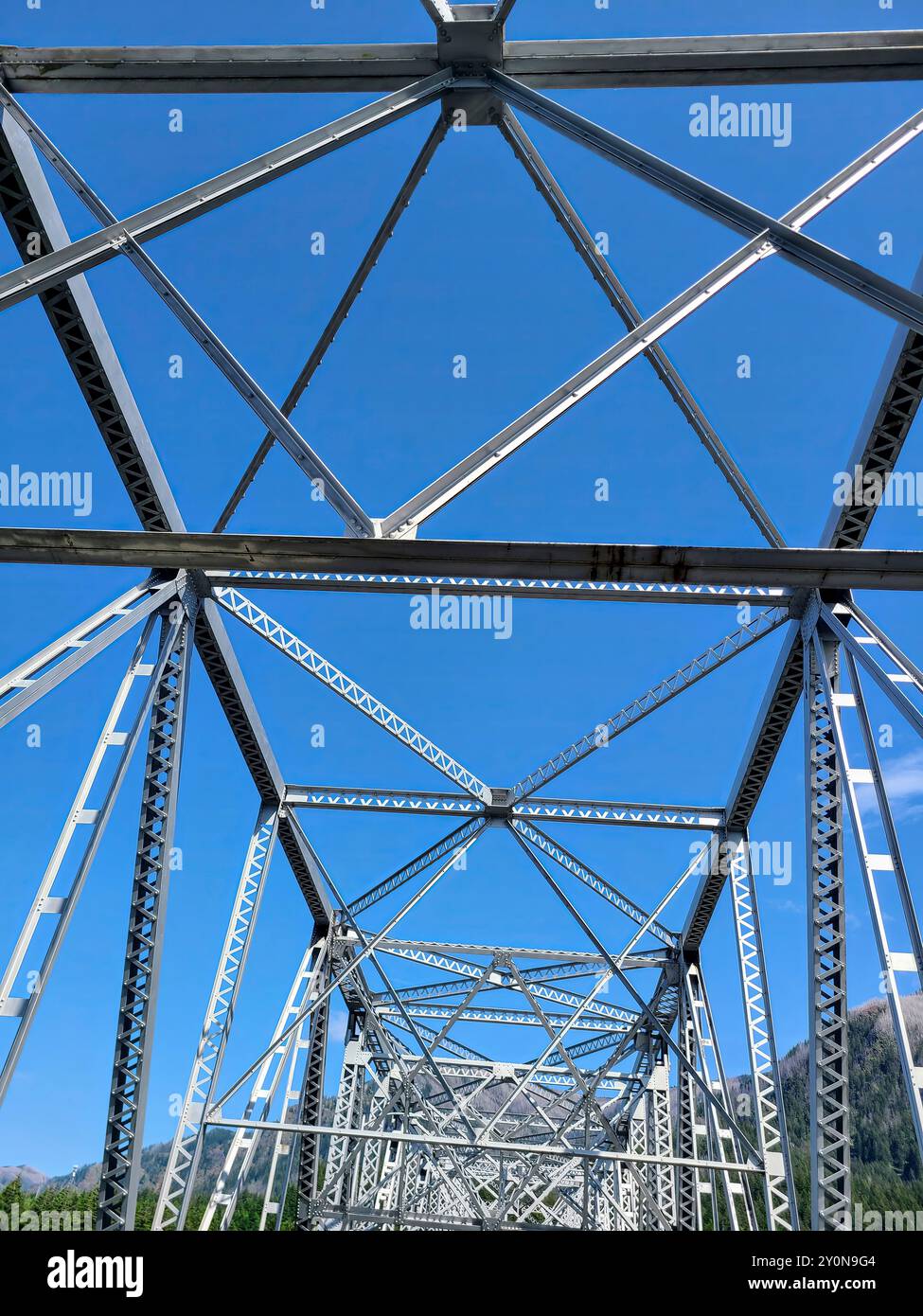 Stahlbrücke mit Flachbild-Blick auf die Berge Stockfoto