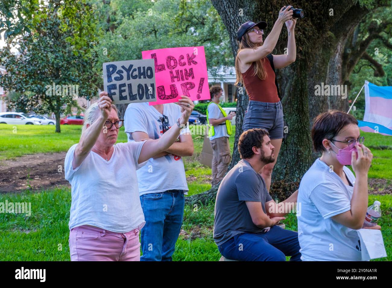 NEW ORLEANS, LA, USA - 24. JUNI 2024: Anti-Trump-Demonstranten im Audubon Park protestieren gegen die Ankunft von Donald Trump für eine Spendenaktion in der Gated Community Stockfoto