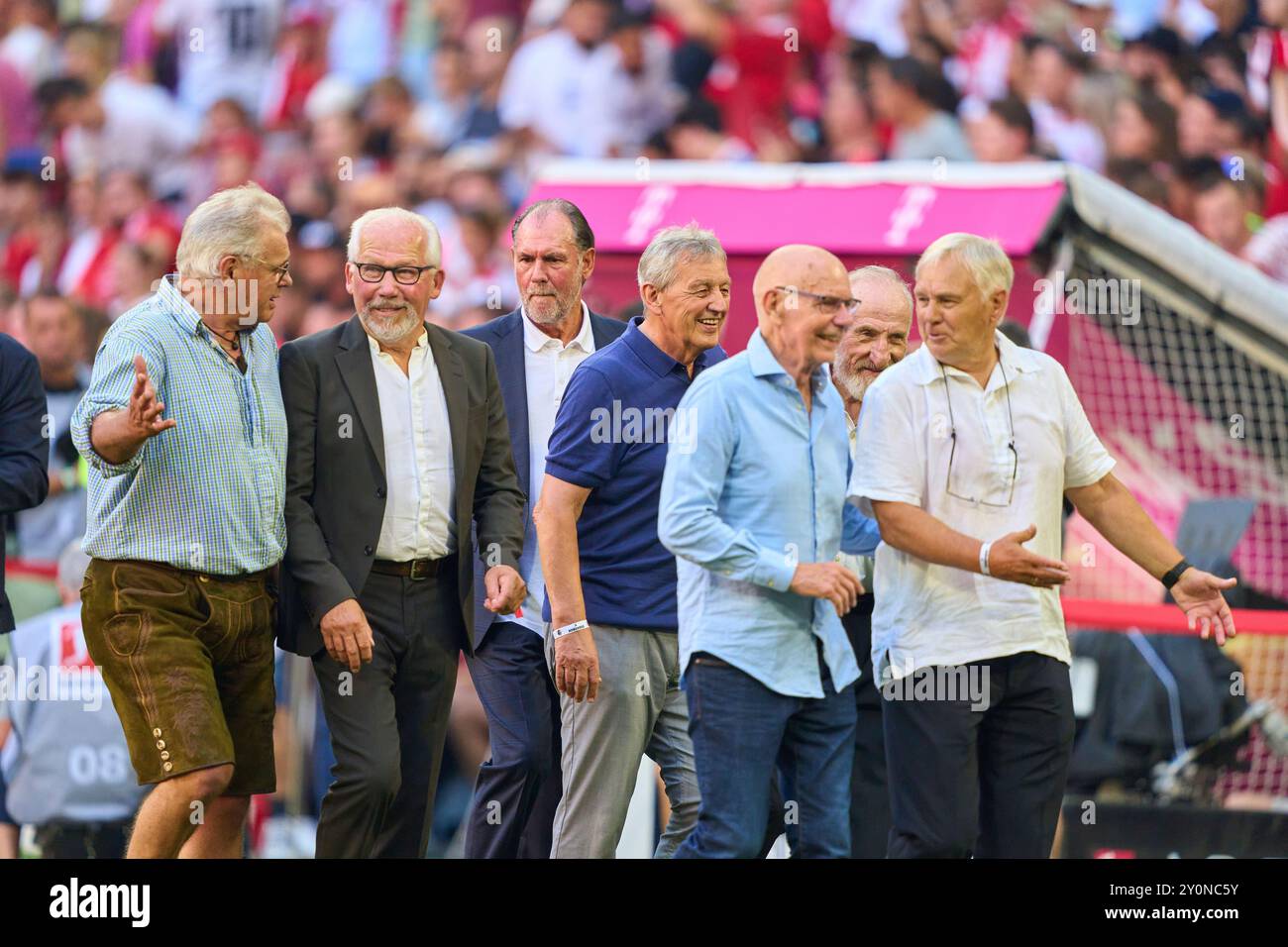 Helden des triumphs im Landesmeistercup 1974: Paul Breitner, Franz Bulle Roth, Conny Torstensson (SWE), Johnny Hansen, Viggo Jensen (DEN), Gernot Rohr, Hans-Georg (Katsche) Schwarzenbeck, Uli Hoeness, Herbert Zimmermann, Bernd Gersdorff, Rainer Zobel, Sepp Maier, im Spiel FC BAYERN MÜNCHEN - SC FREIBURG 2-0 am 1. September 2024 in München. Saison 2024/2025, 1.Bundesliga, FCB, München, Spieltag 2, 2.Spieltag Fotograf: Peter Schatz - DFL-VORSCHRIFTEN VERBIETEN JEDE VERWENDUNG VON FOTOGRAFIEN als BILDSEQUENZEN und/oder QUASI-VIDEO - Stockfoto