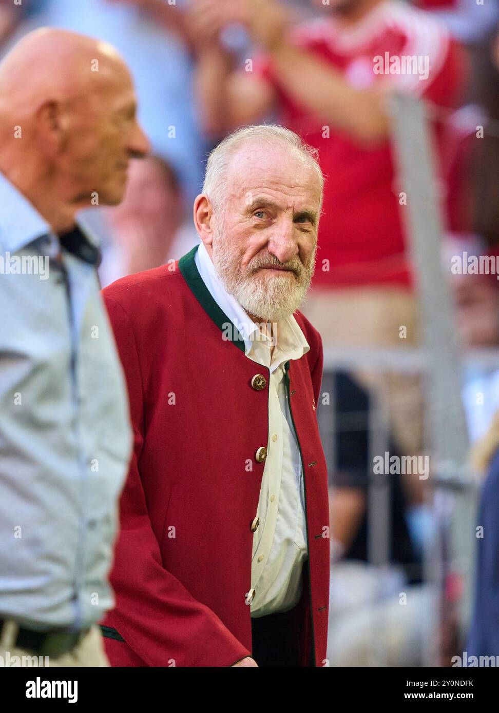 Helden des triumphs im Landesmeistercup 1974: Paul Breitner, Franz Bulle Roth, Conny Torstensson (SWE), Johnny Hansen, Viggo Jensen (DEN), Gernot Rohr, Hans-Georg (Katsche) Schwarzenbeck (Foto), Uli Hoeness, Herbert Zimmermann, Bernd Gersdorff, Rainer Zobel, Sepp Maier, im Spiel FC BAYERN MÜNCHEN - SC FREIBURG 2-0 am 1. September 2024 in München. Saison 2024/2025, 1.Bundesliga, FCB, München, Spieltag 2, 2.Spieltag Fotograf: ddp Images/STAR-Images - DFL-VORSCHRIFTEN VERBIETEN JEDE VERWENDUNG VON FOTOS als BILDSEQUENZEN und/oder QUASI-VIDEO - Credit: ddp Media GmbH/Alamy Live News Stockfoto