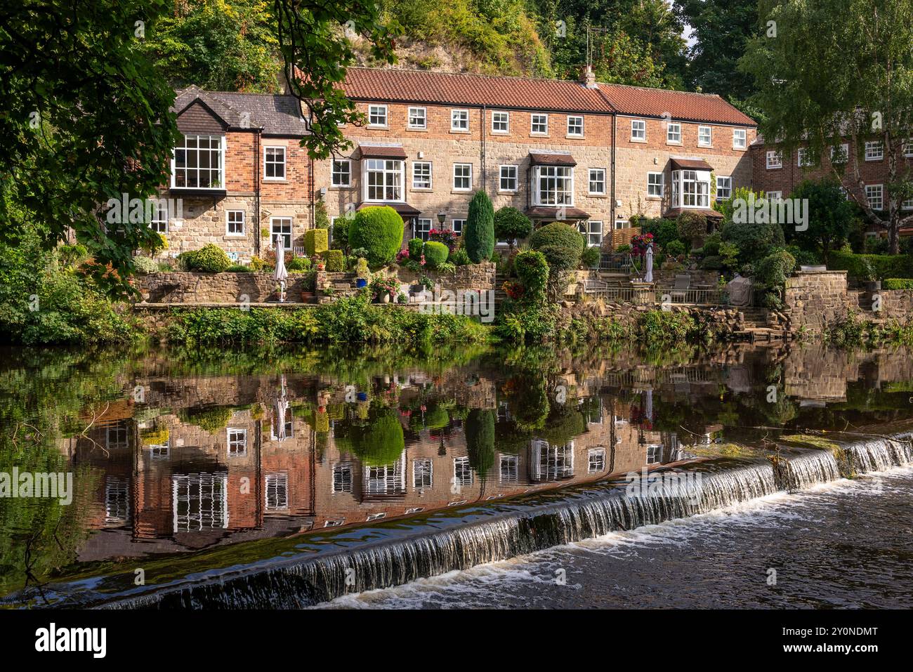 Riverside Grundstücke am Wehr über den Fluss Nidd, Knaresborough, North Yorkshire Stockfoto