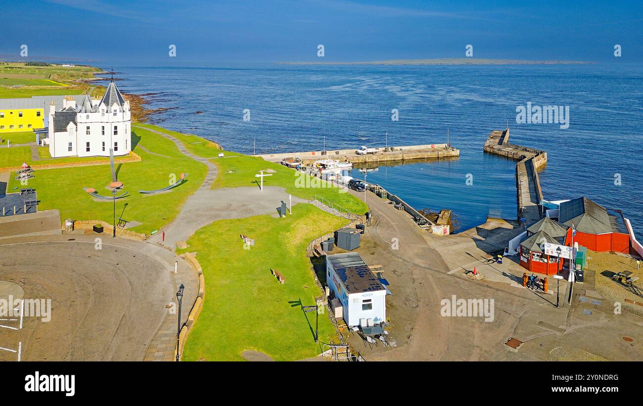 John o' Groats Caithness das weiße Hotel und die Hafengegend im Spätsommer Stockfoto