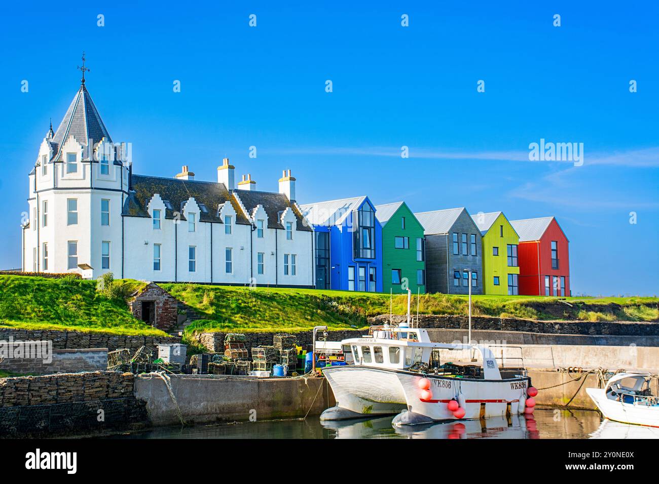 John o' Groats House Hotel Caithness weißes Gebäude mit achteckigem Turm und farbenfrohen Ausbauten im Sommer Stockfoto