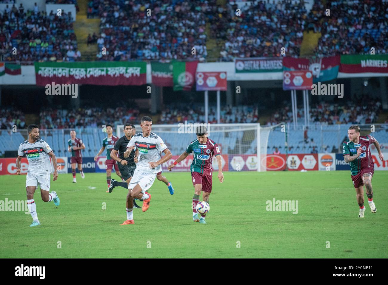 Der Northeast United Football Club (NEUFC) gewann seine erste große Trophäe mit einem brillanten Comeback-Sieg über Mohun Bagan Super Giant (MBSG) im 133. INDIANOIL DURAND CUP im Salt Lake Vivekananda Yuba Bharati Krirangan (VYBK). Jason Cummings und Sahal Abdul Samad spielten für die MBSG, während Alaaeddine Ajaraie und Guillermo Fernandez sich in der vereinbarten Spielzeit für die NEUFC ausgleichen konnten. Der Torhüter Gurmeet Singh des North East United-Fußballvereins zeigte brillante Anstrengungen, zwei Elfmeterschießen zu sparen und sich den Titel für sein Team zu sichern. Mohun Bagan SG – 2 (Cummings 11“ ( Stockfoto