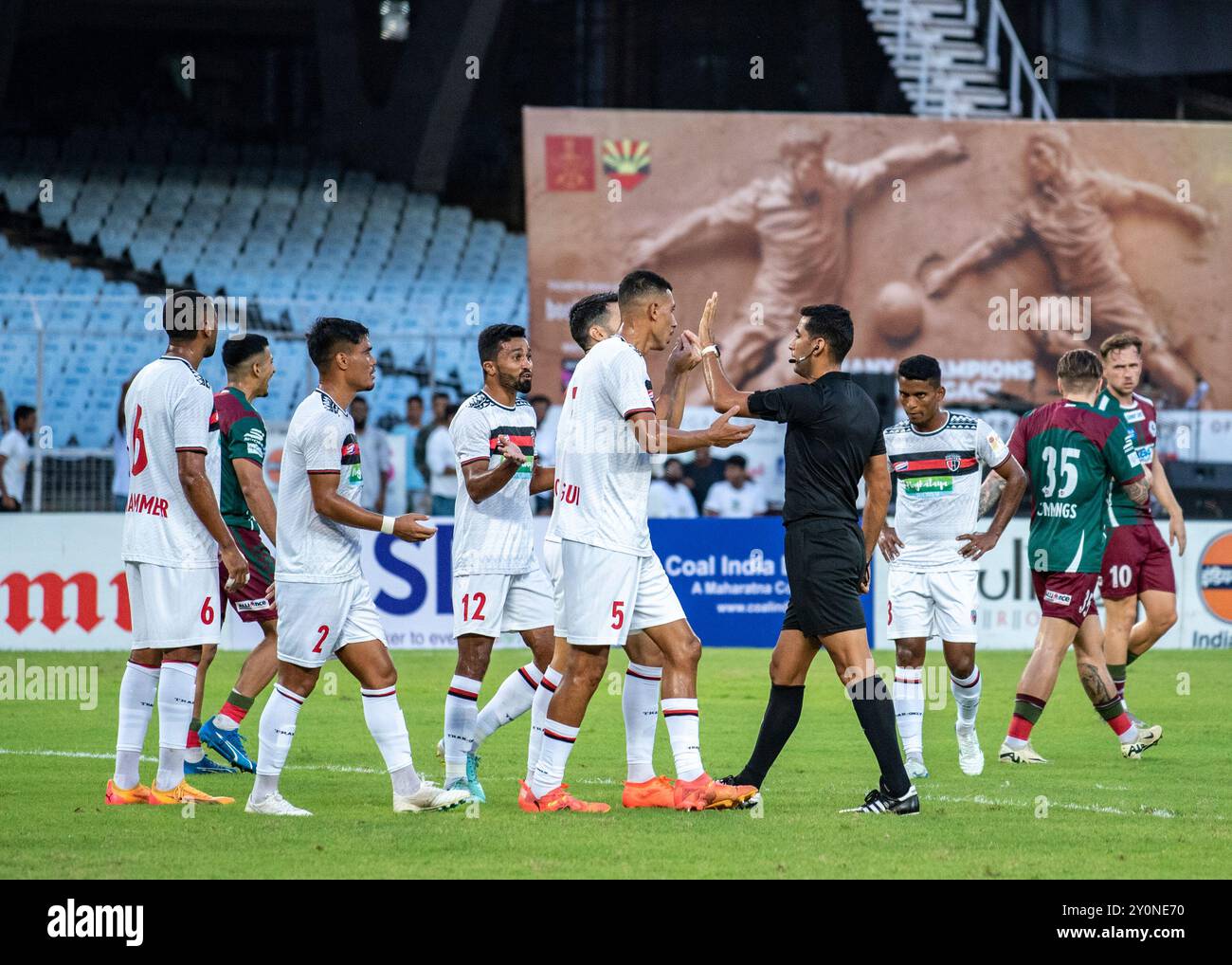 Der Northeast United Football Club (NEUFC) gewann seine erste große Trophäe mit einem brillanten Comeback-Sieg über Mohun Bagan Super Giant (MBSG) im 133. INDIANOIL DURAND CUP im Salt Lake Vivekananda Yuba Bharati Krirangan (VYBK). Jason Cummings und Sahal Abdul Samad spielten für die MBSG, während Alaaeddine Ajaraie und Guillermo Fernandez sich in der vereinbarten Spielzeit für die NEUFC ausgleichen konnten. Der Torhüter Gurmeet Singh des North East United-Fußballvereins zeigte brillante Anstrengungen, zwei Elfmeterschießen zu sparen und sich den Titel für sein Team zu sichern. Mohun Bagan SG - 2 (Cummings 11' ( Stockfoto