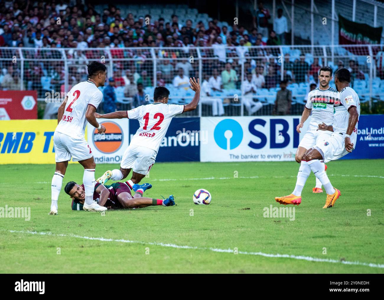 Der Northeast United Football Club (NEUFC) gewann seine erste große Trophäe mit einem brillanten Comeback-Sieg über Mohun Bagan Super Giant (MBSG) im 133. INDIANOIL DURAND CUP im Salt Lake Vivekananda Yuba Bharati Krirangan (VYBK). Jason Cummings und Sahal Abdul Samad spielten für die MBSG, während Alaaeddine Ajaraie und Guillermo Fernandez sich in der vereinbarten Spielzeit für die NEUFC ausgleichen konnten. Der Torhüter Gurmeet Singh des North East United-Fußballvereins zeigte brillante Anstrengungen, zwei Elfmeterschießen zu sparen und sich den Titel für sein Team zu sichern. Mohun Bagan SG – 2 (Cummings 11“ ( Stockfoto