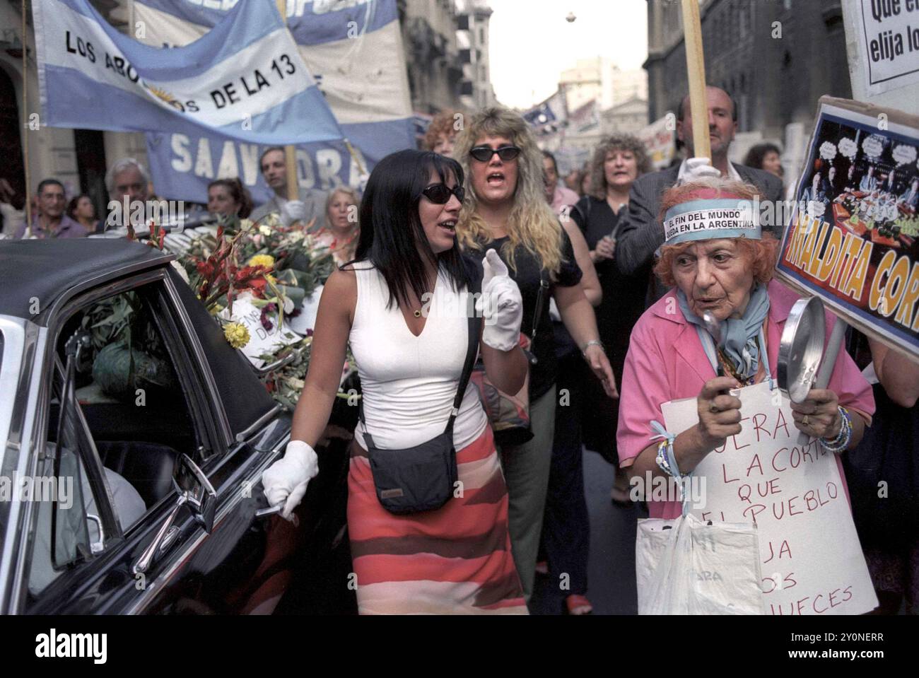 Wirtschaftliche Turbulenzen in Argentinien. Jung und Alt demonstrieren gegen die wirtschaftlichen Maßnahmen der Regierungen in Buenos Aires die vorgeschlagene Abwertung des Peso. 2002 2000er Jahre Südamerika HOMER SYKES Stockfoto