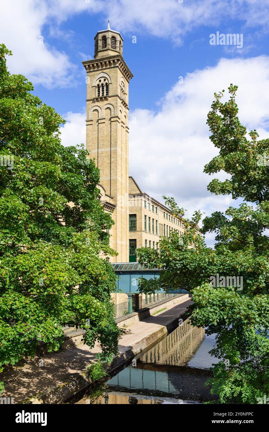 Salts Mill New Mill am Leeds und Liverpool Canal Saltaire Village Bradford, West Yorkshire England Großbritannien GB Europa Stockfoto