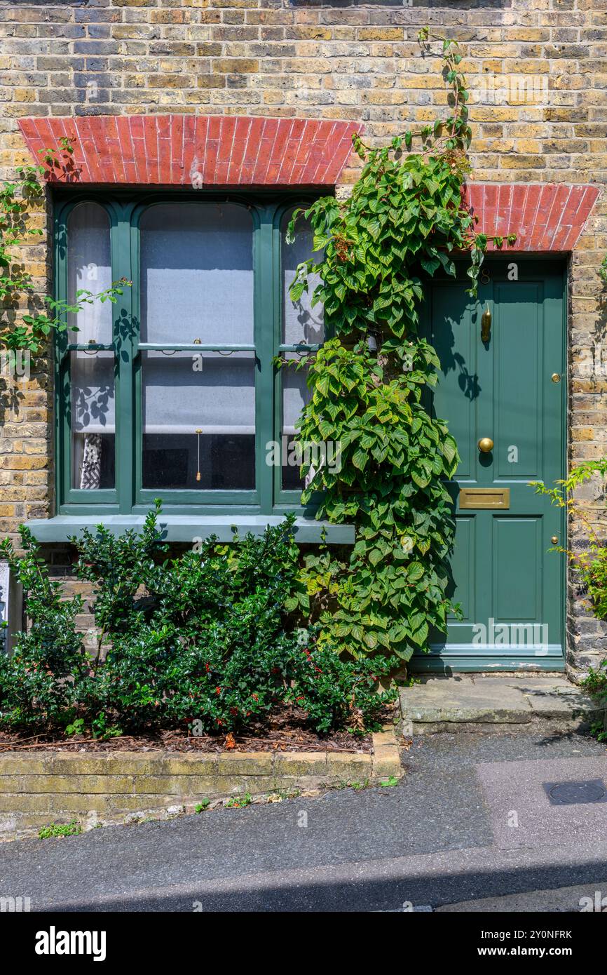 Winzige Vorgärten mit hübschen Cottages an der Haynes Lane in Crystal Palace, South London. Haynes Lane Flohmarkt gegenüber. Stockfoto