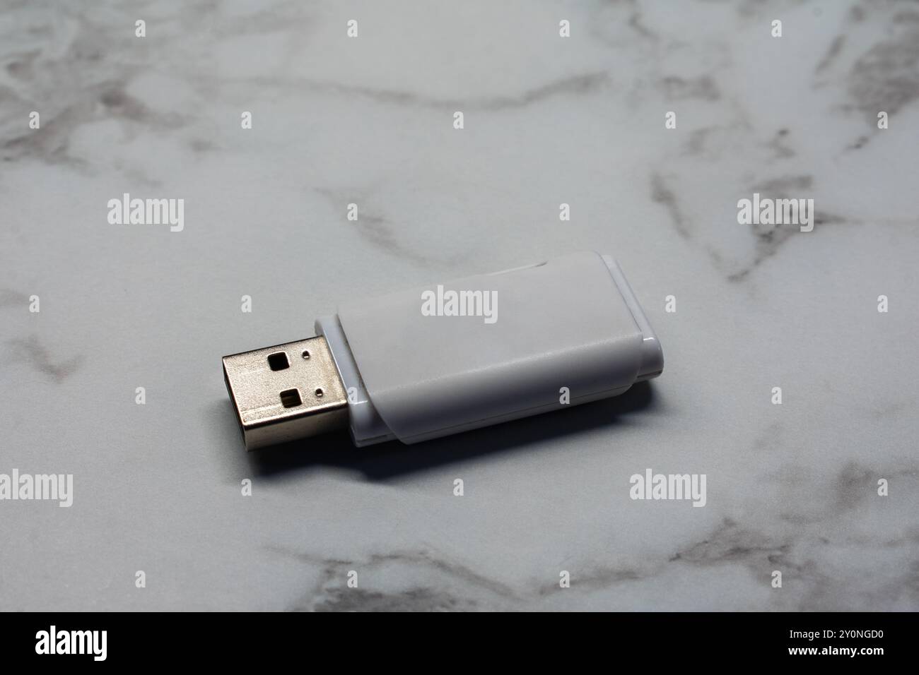 USB-Laufwerk, das sicher auf dem Schreibtisch liegt, einsatzbereit ist und sich nahtlos in den Arbeitsbereich einfügt. Stockfoto