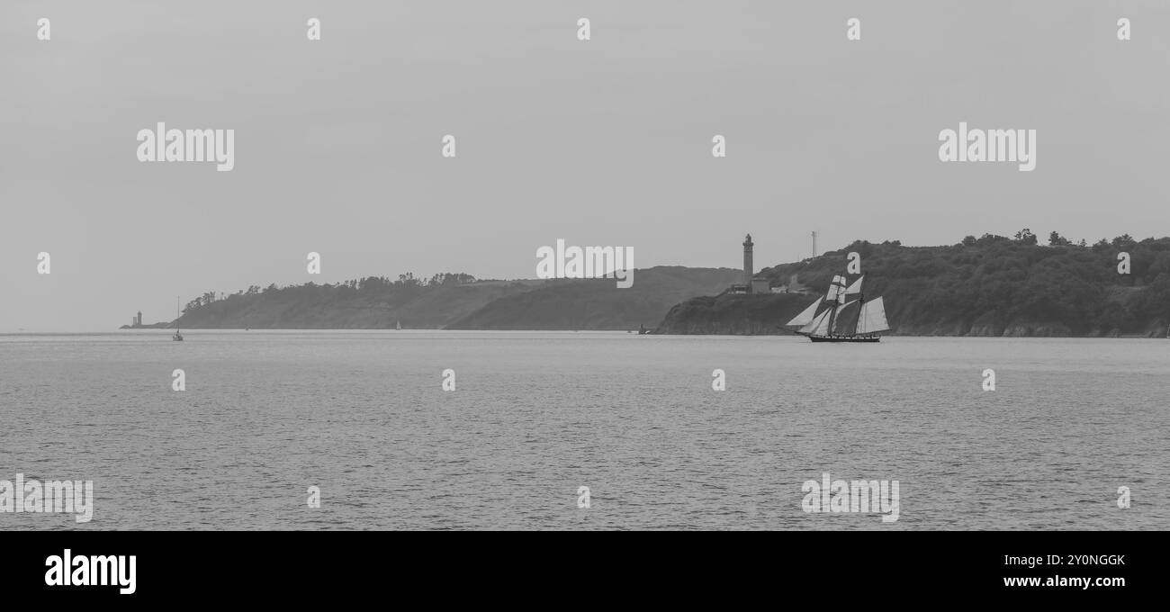 Traditionssegler La Recouvrance vor dem Hafen von Brest, mit Leuchttürmen Phare du Portzic und Phare du Petit Minou an der Einfahrt in die Bucht Rade de Brest, Departement Finistere Penn-AR-Bed, Region Bretagne Breizh. Frankreich *** traditionelles Segelschiff La Recouvrance vor dem Hafen von Brest, mit Leuchttürmen Phare du Portzic und Phare du Petit Minou am Eingang zur Bucht Rade de Brest, Departement Finistere Penn AR Bed, Region Bretagne Breizh Frankreich Stockfoto