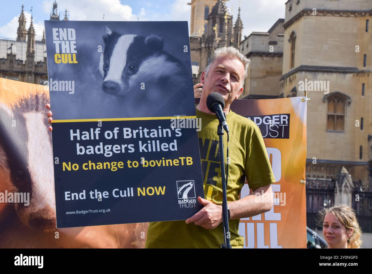 London, Großbritannien. September 2024. Der Naturforscher und TV-Moderator Chris Packham hält eine Rede, während sich Hunderte von Demonstranten auf dem Parliament Square versammeln und die Labour-Regierung auffordert, die Dachsschlachtung zu beenden, die viele Wissenschaftler, Tierärzte, Aktivisten und andere sagen, dass sie bei der Bekämpfung der Rindertuberkulose ineffektiv sei. Quelle: Vuk Valcic/Alamy Live News Stockfoto