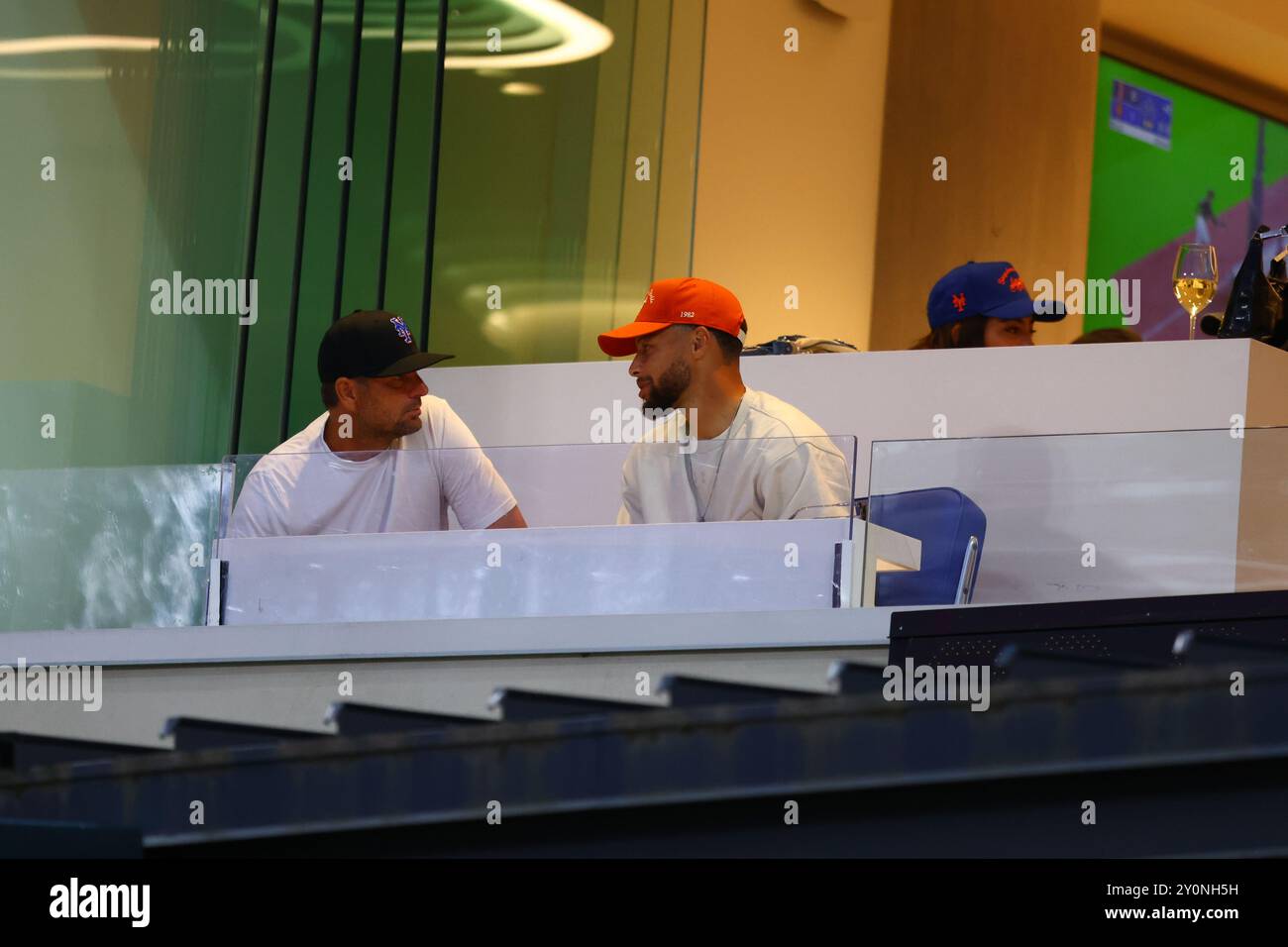 NBA-Star Stephen Curry, der am Montag, 2. September 2024 im Citi Field in Corona, N.Y. in der Owners-Box sitzt, spielt im Baseballspiel gegen die Boston Red Sox. (Foto: Gordon Donovan) Stockfoto