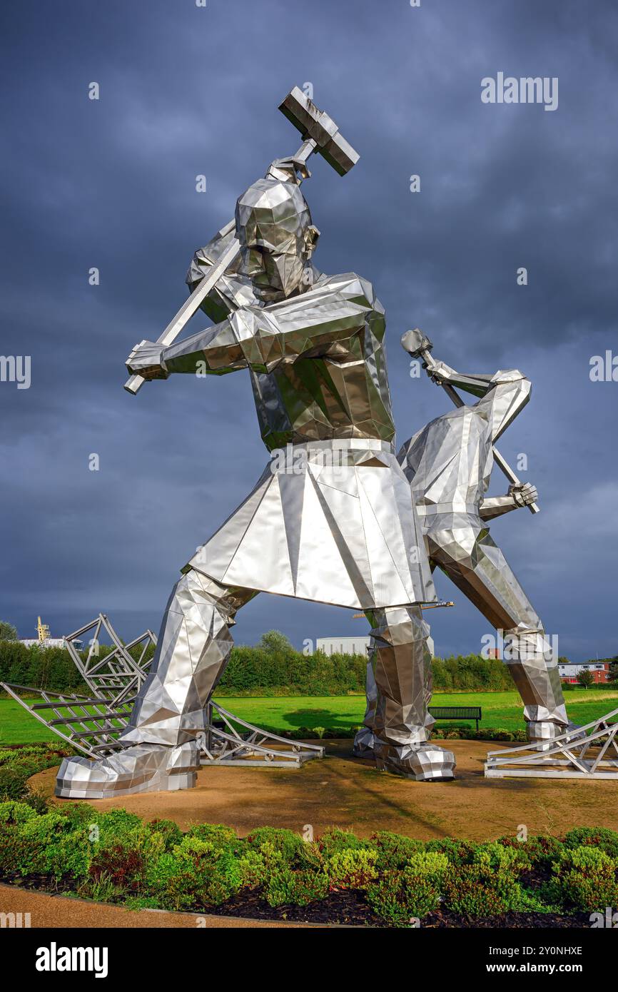 Die Statue der Shipbuilders of Port Glasgow zollt denjenigen Tribut, die in Inverclyde Shipyards gearbeitet haben und die Gegend für ihren Schiffbau weltberühmt gemacht haben. Stockfoto