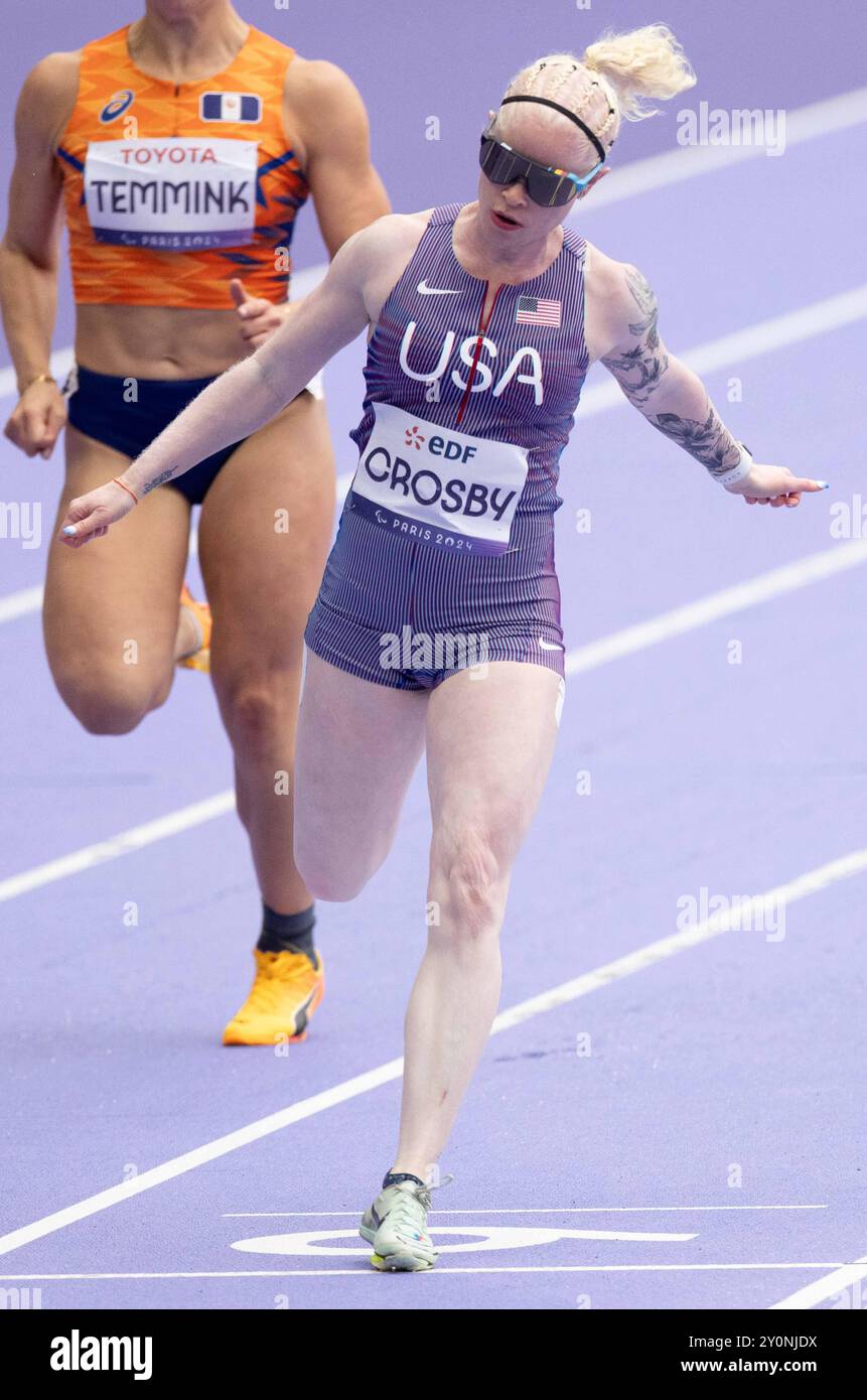 Kym Crosby aus den Vereinigten Staaten tritt am 5. Tag der Paralympischen Spiele 2024 im Stade de France in Paris an der T13 100m der Frauen an. (Foto: Ben Booth / SOPA Images/SIPA USA) Stockfoto