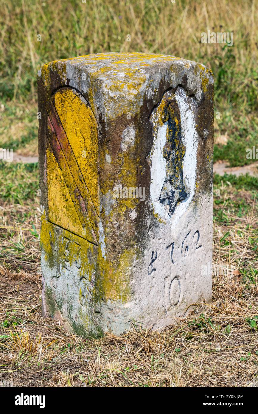 Der Grenzstein Nr. 33 von 1762, lange Erlen, Riehen/weil am Rhein, schweizerisch-deutsche Grenze. Stockfoto