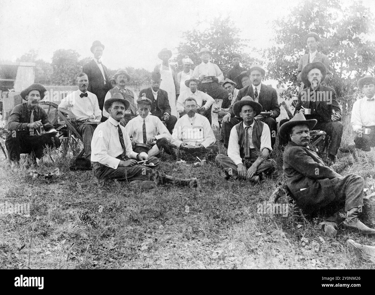 William F. 'Buffalo Bill' Cody, Gordon W. 'Pawnee Bill' Lillie und seine Begleiter treffen sich um 1912 zu einem Essen Stockfoto