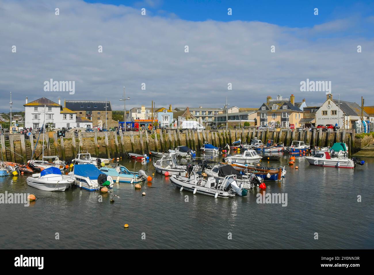 Boote im Hafen im Badeort West Bay in Dorset an einem Nachmittag mit heißer Herbstsonne. Stockfoto